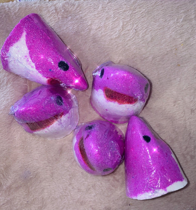 Mummy shark bath bomb coloured in pink and white. These cutesy mummy sharks are fragranced in sweet red berry sorbet