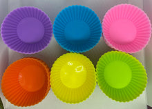 Load image into Gallery viewer, Silicone cupcake case, used on top of your burners to keep wax inside and easy clean up.
