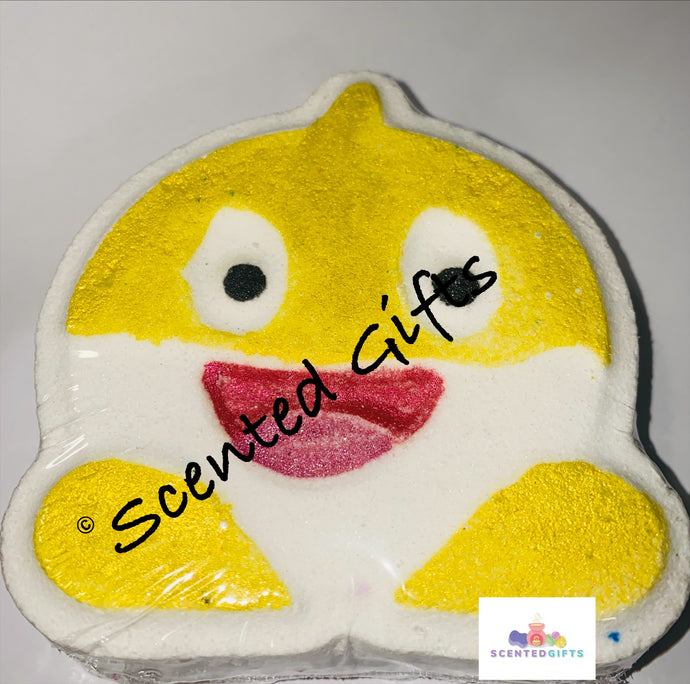 Baby shark do do doo do do do bath bomb, now you can enjoy a bath with baby shark! – fragranced in the gorgeous sweet red berry sorbet, white bomb with hand painted yellow detail.