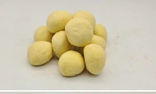 Bath Melts.  A mini hand rolled, bath fizzer loaded with super moisturising Cocoa Butter to leave your skin feeling soft and smooth. These little melts go a long way, perfectly formulated with the right amount of moisturising butter and scented in Fragrance oil. Scents include: - blackberry - lady million- plum rhubarb - Misty cashmere