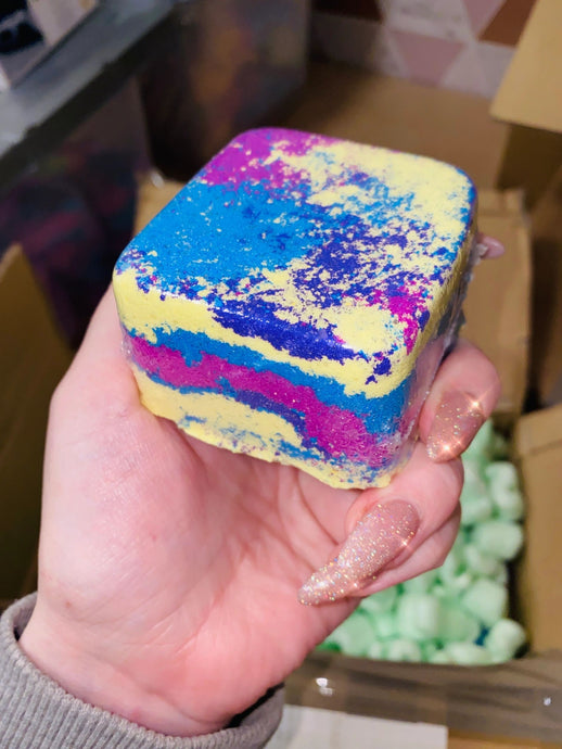 Disco present bombs scented in snow fairy LUSH dupe with embed powder & led flashing light cub. Description: Simple tri-colour brick shaped bath bomb. Each colourful bomb contains an LED flashing light cube. Not suitable for children with epilepsy.