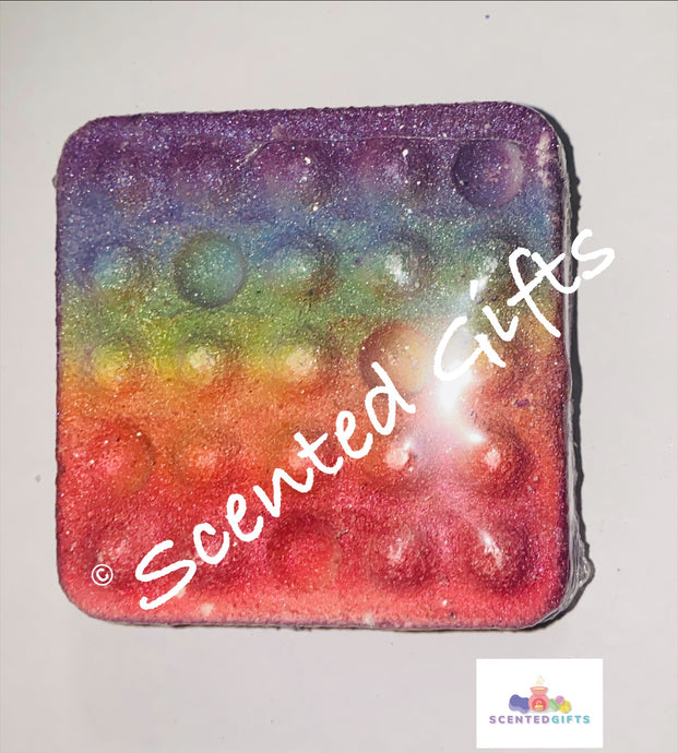 Chunky Poppit Bath Bomb A square poppit shaped bath bomb with an ombre glitter airbrushed finish coloured embeds and scented in candy floss.