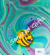 Load image into Gallery viewer, Bee bath bomb
